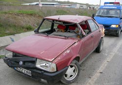 Otomobil takla attı:2 yaralı