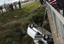 Otomobil köprüden uctu:5 yaralı
