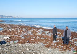 Karadenizde çöpler kıyıya vurdu