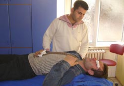 Traktörün aküsü patladı:1 yaralı