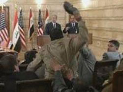 Bush'a ayakkabılı protesto